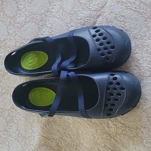 Skechers lightweight crocs